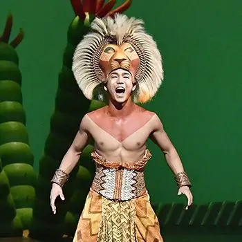 れ,叔父のスカーによってプライドランドから追い出されてしまいます