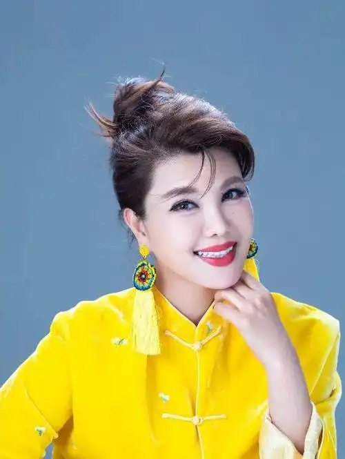 著名歌唱家乌兰图雅把歌声唱出草原没留住心上人40岁仍单身