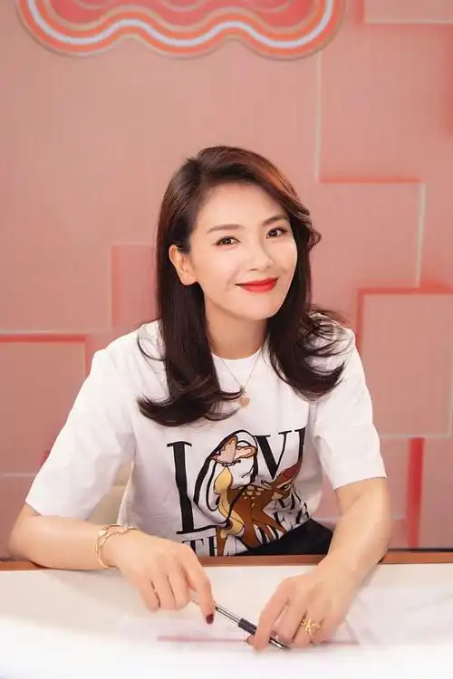 刘涛身穿卡通白t简约时尚.刘涛笑容不断.刘涛尽显女神魅力.