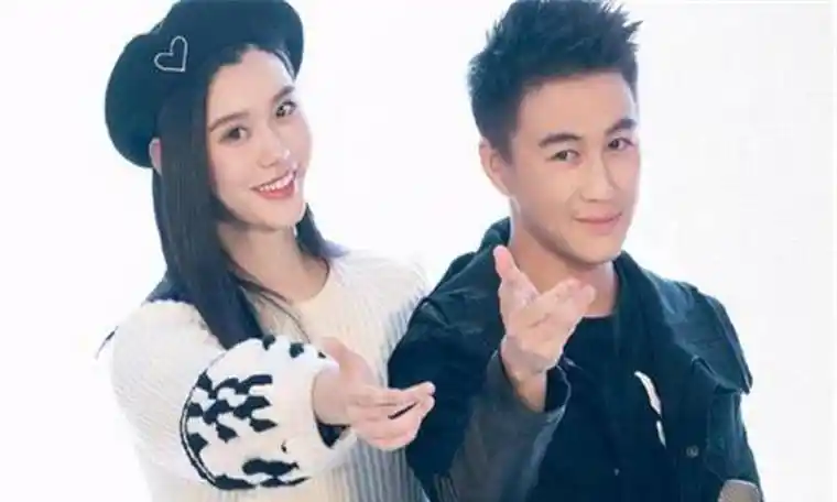 原创奚梦瑶何猷君外出摆摊现场人气火爆但夫妻两人手忙脚乱