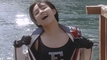 奥特曼不忍直视的镜头,丽娜当着众人的面脱衣服,小时候竟然不懂!