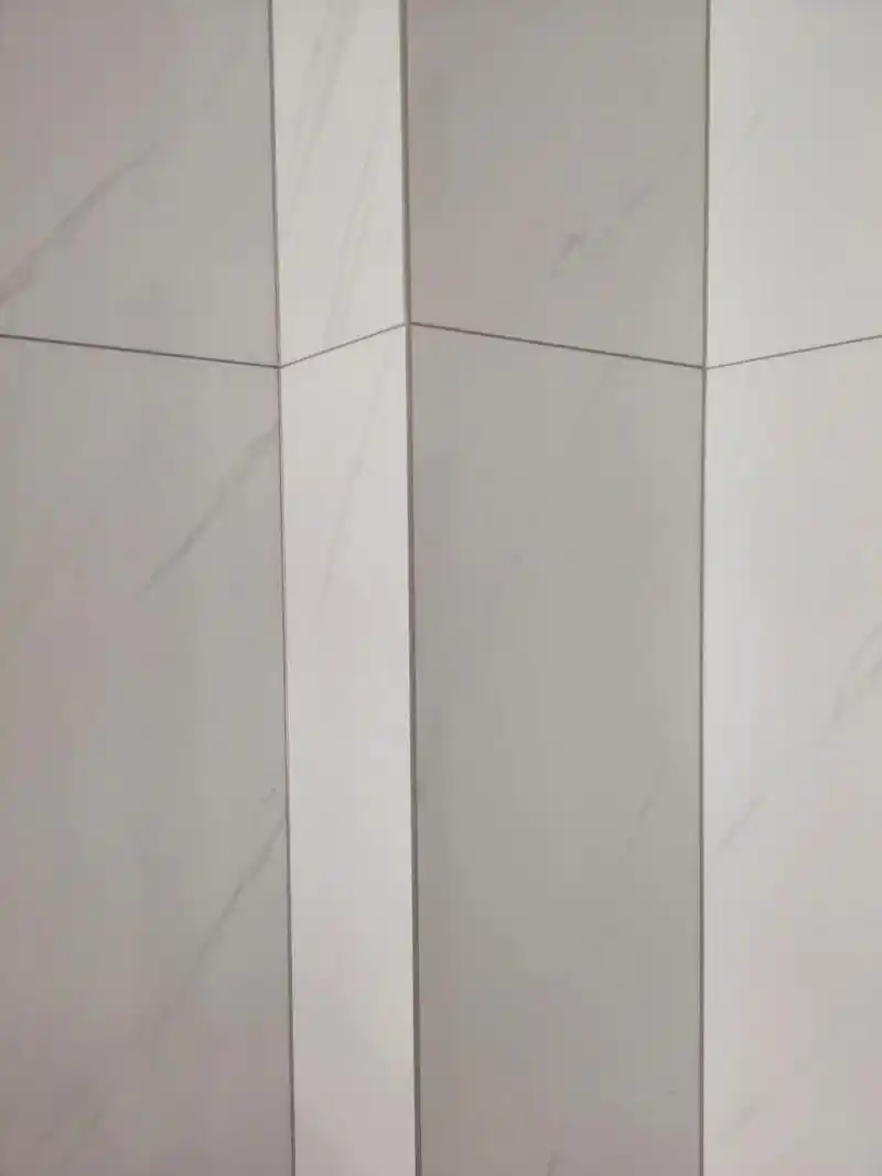 即转角瓷砖相连形成的凸出来的夹角;何谓阴角?