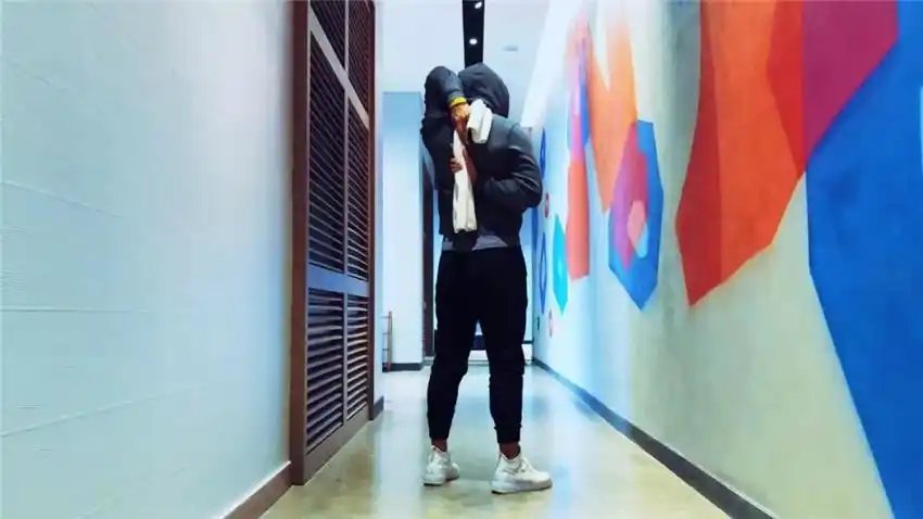 看明星教练用一条毛巾解决你的肩颈痛