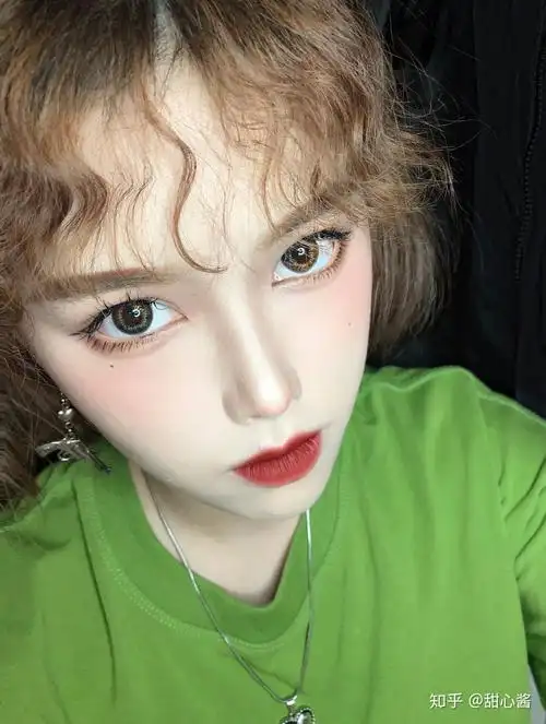 哪个牌子的绿色美瞳带上去能看起来像汤姆希德勒斯顿抖森的瞳孔色