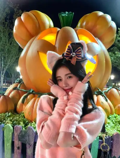 鞠婧祎夜游迪士尼乐园随拍 戴粉色发夹托腮卖萌超甜_高清图集_新浪网