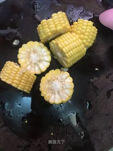 玉米洗净切块备用.