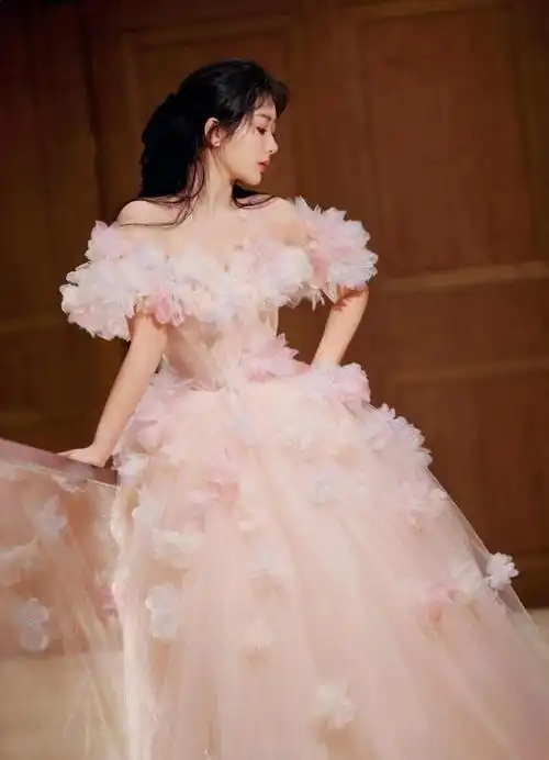 杨紫跨年晚会造型释出,花朵仙女裙搭配蝴蝶妆容,唯美又惊艳!