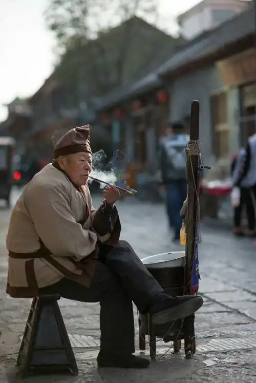 写美篇         所谓"剃头的挑子一头热",是因为当时剃头的挑子佑