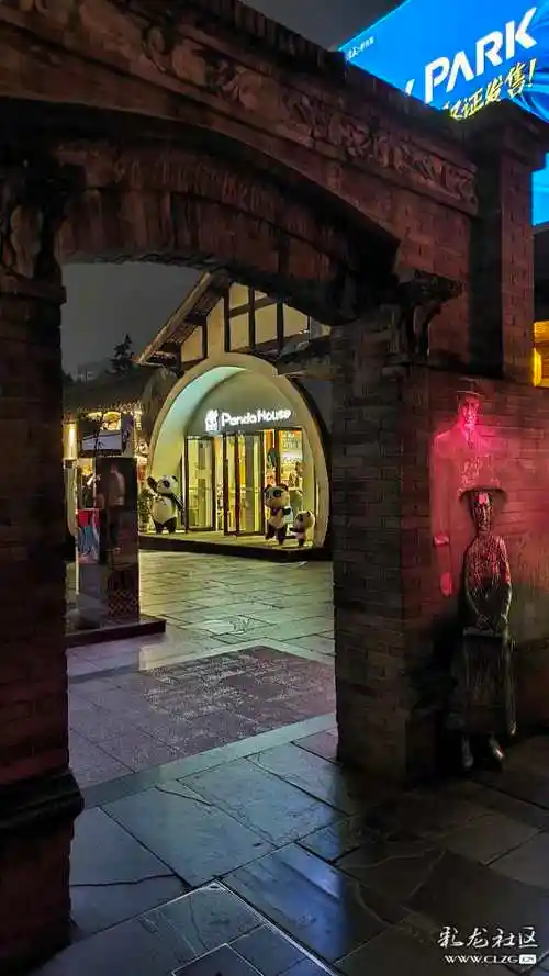 宽窄巷子各具特色的大门