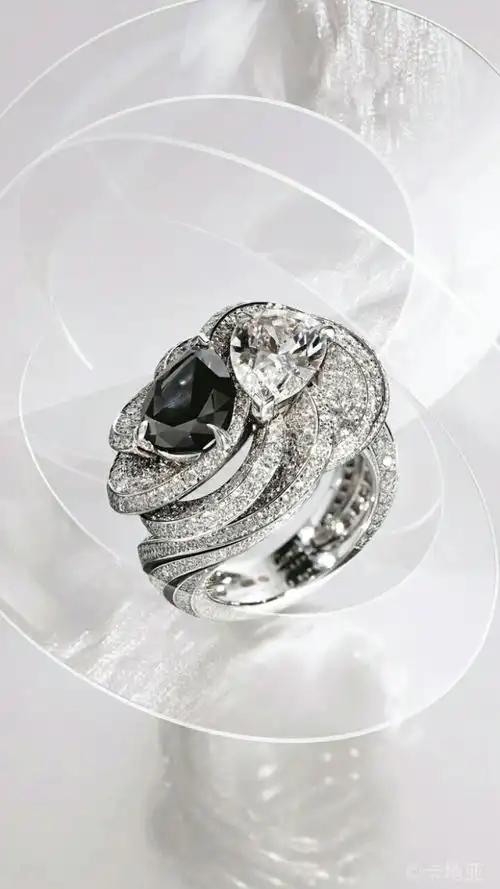 克拉美学珍罕的黑色钻石捕捉每一角度的光线,在切面之间化作充满活力