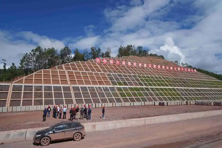 边坡框格梁整体外观,线型较好,植生袋绿化美观