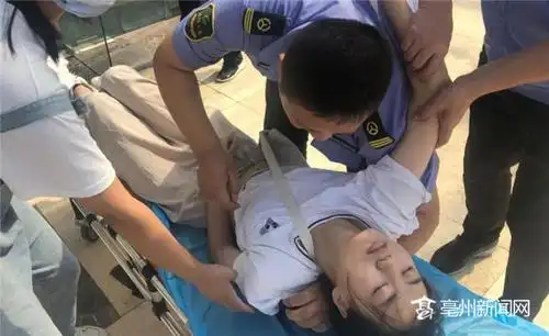 女孩突然昏厥公交车变身救护车