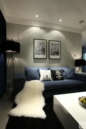 此次设计的客厅简洁大方,大气中也能透着家庭的温馨,以简约为主的装饰