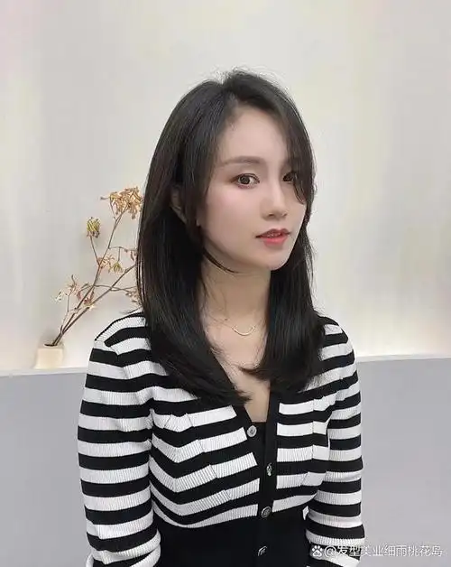 简约高层次,时尚又潮流的艳美中发,是所有发型系列中非常受欢迎的发型