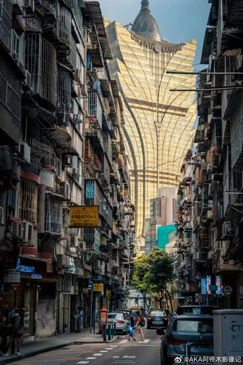 许多人沉醉于她的纸醉金迷而我却独爱老城区的厚重人文气息在澳门用