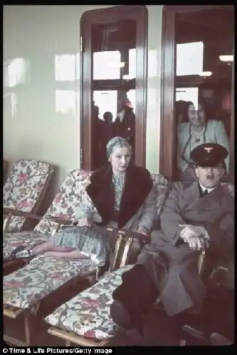 希特勒罕见生活照曝光欣赏获赠名车出席邮轮首航式