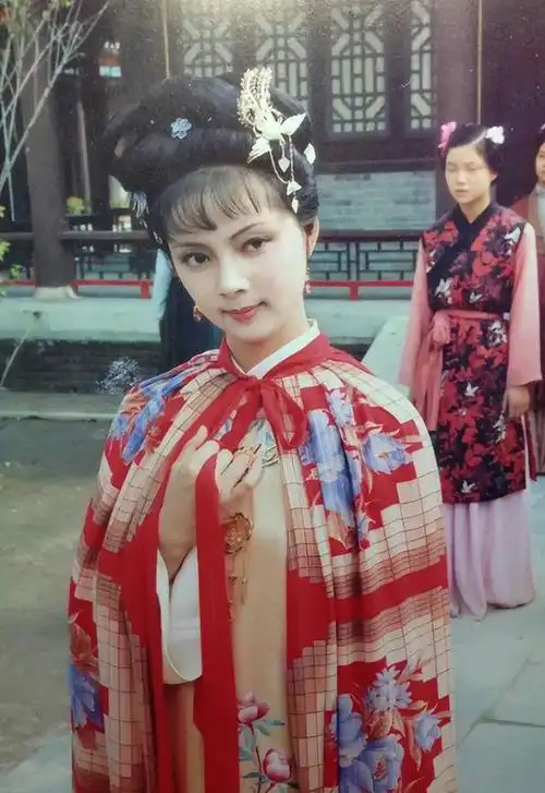 薛宝钗张莉身价过亿58岁依旧未婚无儿无女难逃红楼一梦