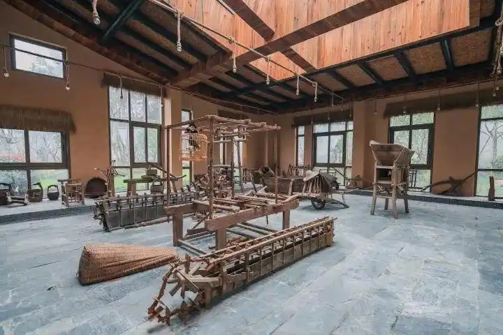 这是个一个小型展览馆,展示的是旧时农耕劳作的工具,每一个都似曾相识