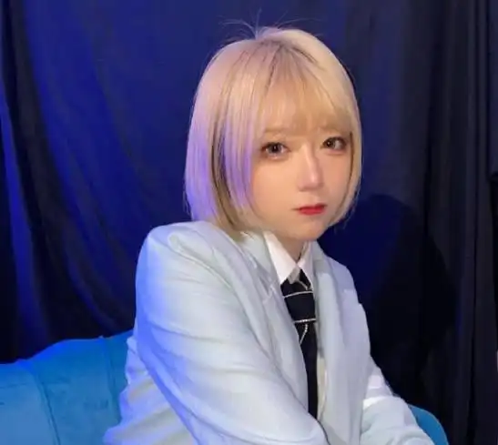 咬米实乃鬼才网红,用自己的脚冒充男朋友,成片居然还有喉结