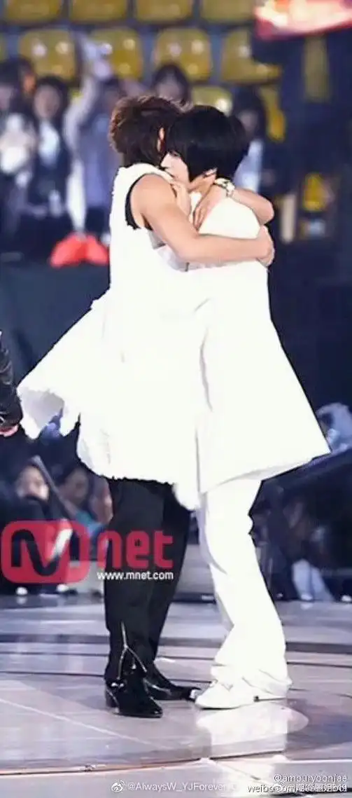 允在 #允在世纪拥抱 #允在是真的 #郑允浩 #金在中 - 抖音