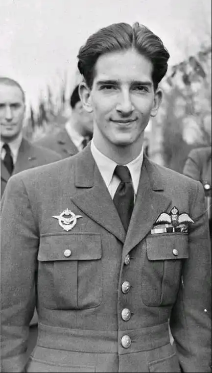 也就是南斯拉夫正式加入轴心国的两天后,当时六个月才成年的彼得二世