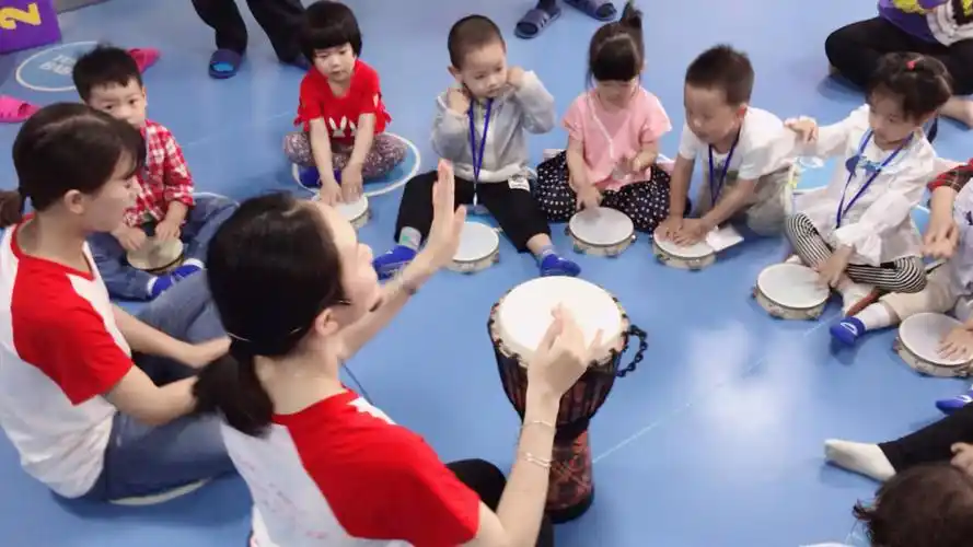 老师和孩子们一起演奏"小宝贝",铃鼓和手鼓,真呀真热闹.