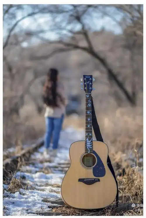 背着吉他的女孩