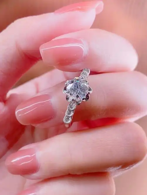 显大效果的捧花钻戒