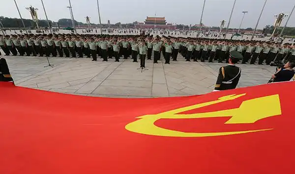 2016年6月23日下午,在建党95周年之际武警天安支队官兵在人民英雄纪念