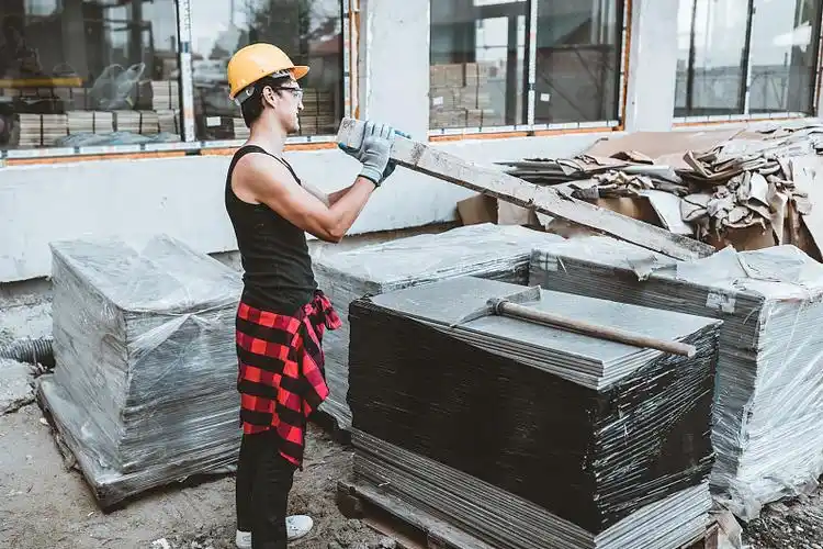 建筑工人在工地搬运木板的肖像图片