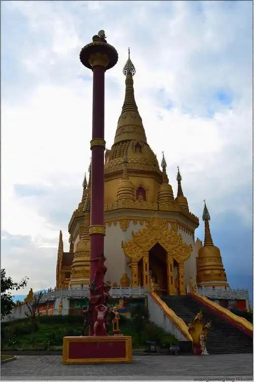 云南梁河勐底大金塔(清当代)