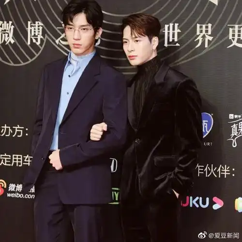 王嘉尔挽着井柏然走红毯