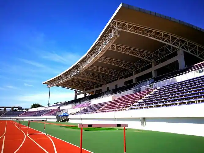 大连医科大学校园内体育场.