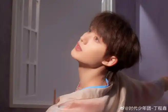 丁程鑫粉蓝渐变衬衫造型##丁程鑫光影暖意氛围感写真