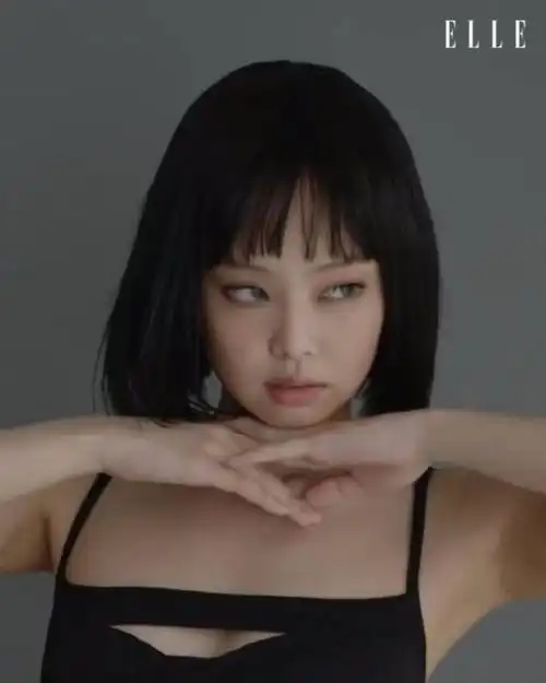 jennie短发造型曝光 黑发齐刘海甜美酷飒