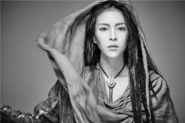 中国好声音人气选手毕夏新单听上线玩转暗黑系摇滚