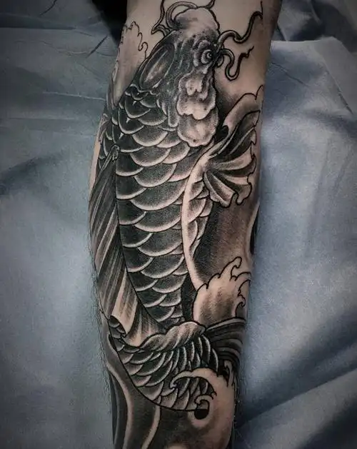 鱼纹身图片_腿部新传统纹身图案