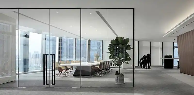 现代风格办公室会议室玻璃隔断装修图 – 昆明世筑装饰公司