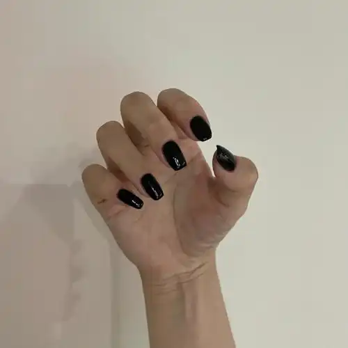 美甲问就是因为deh里面的connor让我太意难平才搞了个同款黑色指甲