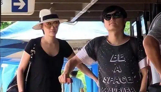 宋佳为事业与男友分手与5婚导演同居5年今43岁活得又酷又飒