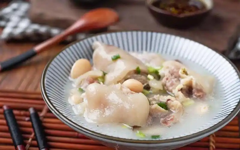 老妈蹄花奇迹般的鲜美热汤可以治愈灵魂哦