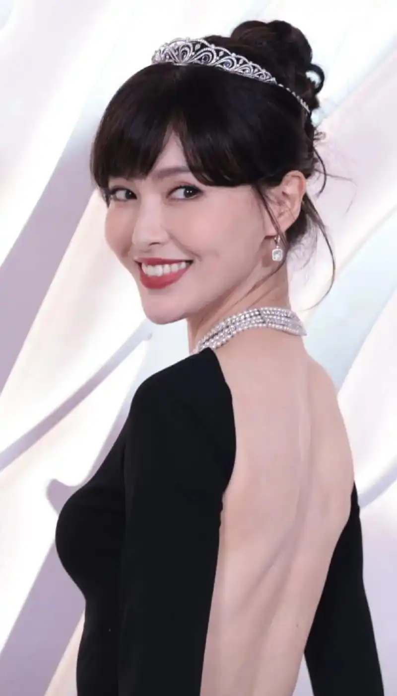 40岁唐嫣最新生图引热议,苹果肌抢镜年龄感重,网友感叹老了