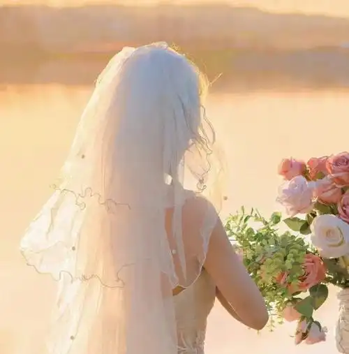 情侣头像 捧花 婚纱 太空服