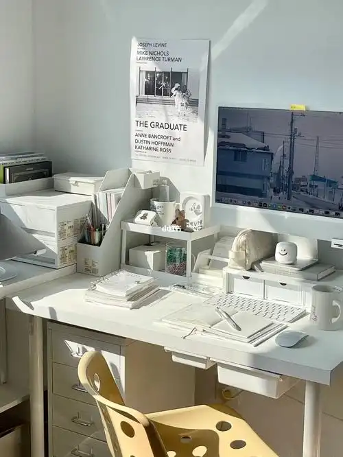 书桌日常白色ins风书桌布置