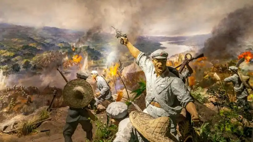 红军长征,途中的战斗总是干部带头冲锋,历史影像令人泪目!