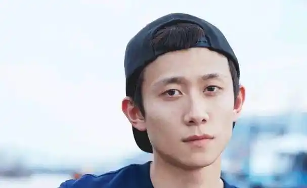 然而,现年29岁的谢昀杉如今不仅名气不如张一山,连颜值也跌至谷底.