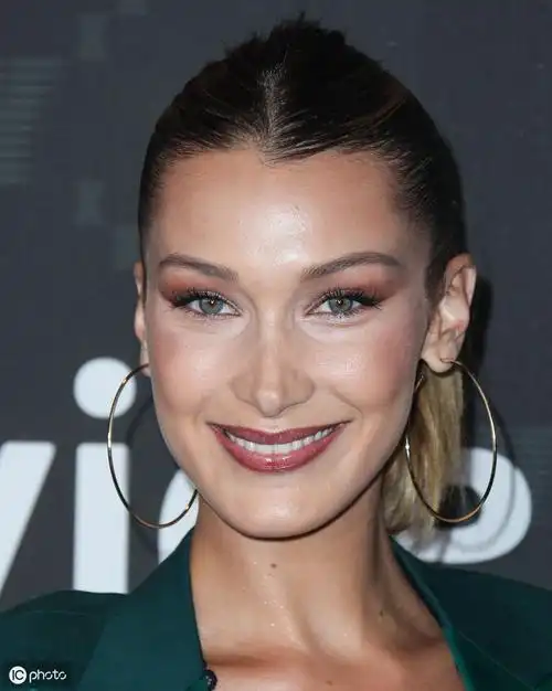 贝拉·哈迪德参加活动 气质出众,笑容迷人惊艳