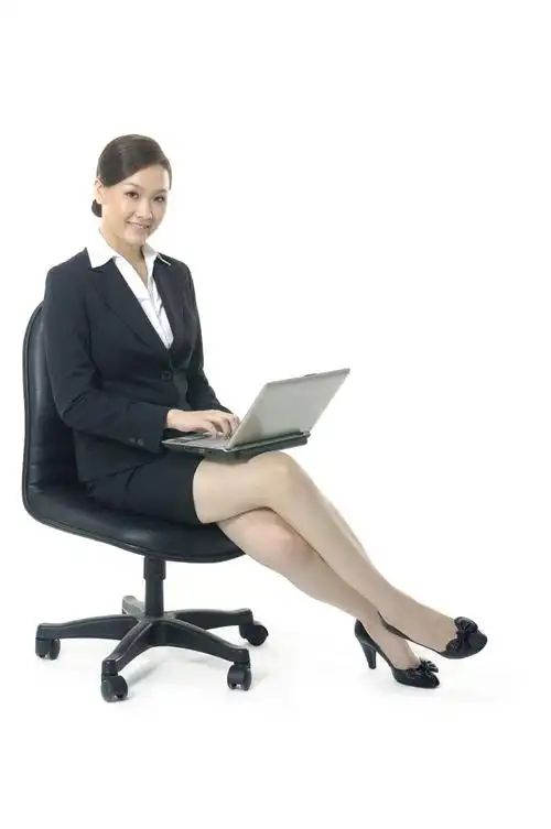 坐着操作电脑的商务美女高清图片图片素材(图片id:43172)_-商务人士