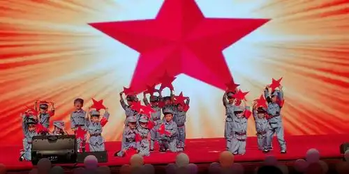 红星闪闪放光彩,红星灿灿暖胸怀,红星的赞歌属于这群闪亮的小朋友们
