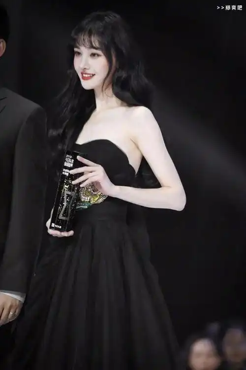 郑爽也太好看了吧!黑长发搭配黑色礼服,像极了漫画中的女主角